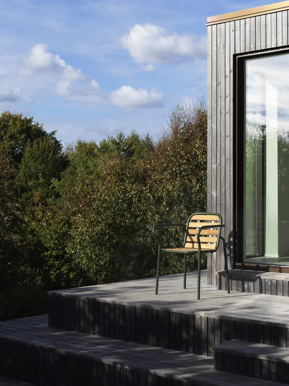 Chaise de jardin avec accoudoirs en acier et bois gris Vig Robinia - Normann Copenhagen
