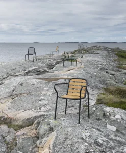 Chaise de jardin avec accoudoirs en acier et bois noir Vig Robinia - Normann Copenhagen