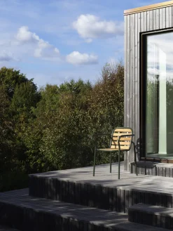 Chaise de jardin avec accoudoirs en acier et bois vert foncé Vig Robinia - Normann Copenhagen