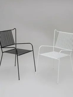 Chaise de jardin avec accoudoirs en acier et coussin noir Capri - Cools Collection