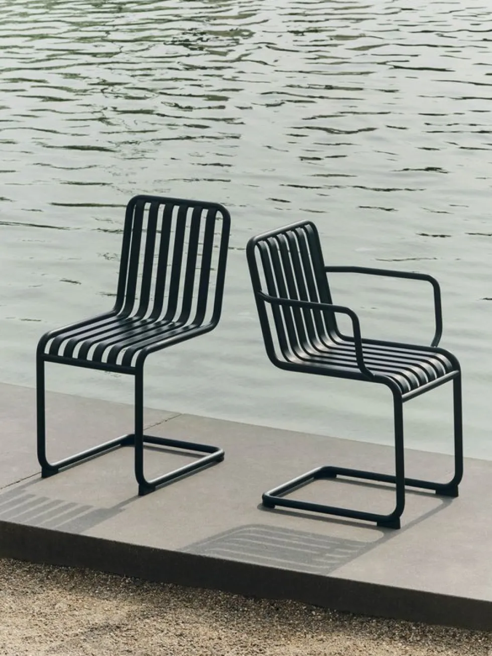 Chaise de jardin avec accoudoirs en acier gris anthracite Palissade - HAY