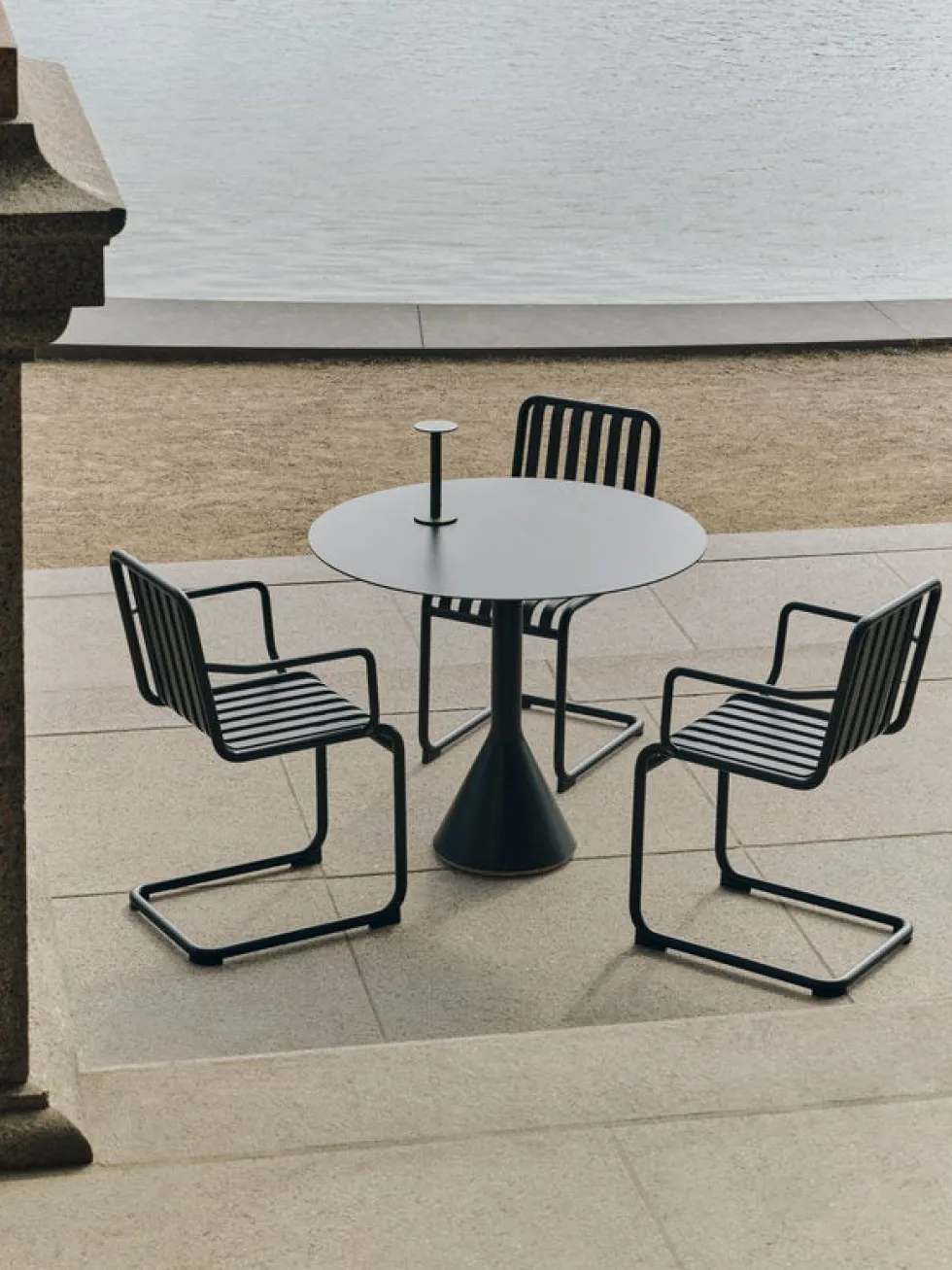 Chaise de jardin avec accoudoirs en acier gris anthracite Palissade - HAY