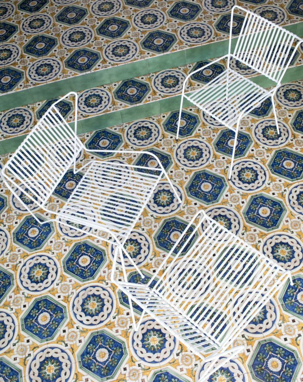 Chaise de jardin avec accoudoirs en acier noir et coussin opal Capri - Cools Collection