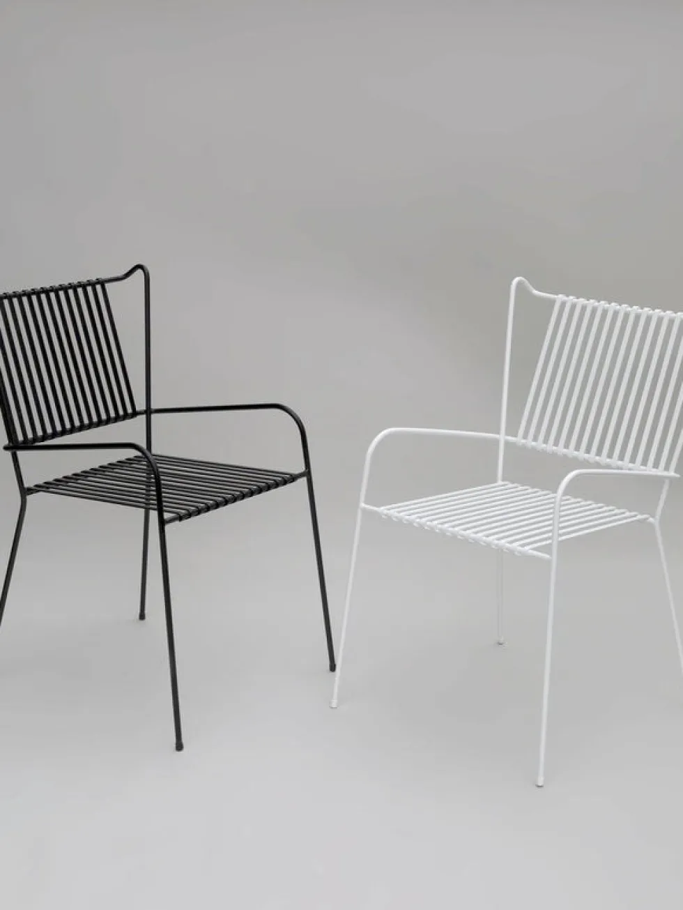 Chaise de jardin avec accoudoirs en acier noir et coussin opal Capri - Cools Collection
