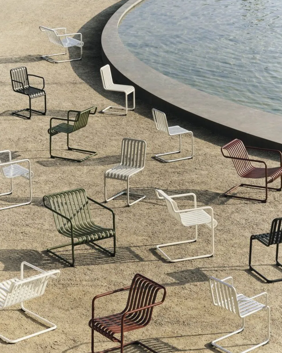 Chaise de jardin avec accoudoirs en acier rouge Palissade - HAY
