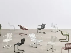 Chaise de jardin avec accoudoirs en acier rouge Palissade - HAY