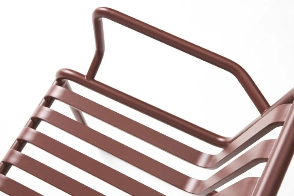 Chaise de jardin avec accoudoirs en acier rouge Palissade - HAY