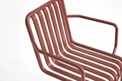Chaise de jardin avec accoudoirs en acier rouge Palissade - HAY