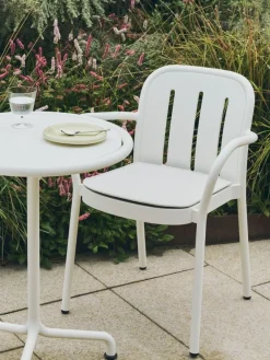 Chaise de jardin avec accoudoirs en métal blanc crème Deville - HAY