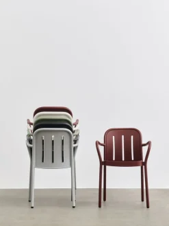 Chaise de jardin avec accoudoirs en métal blanc crème Deville - HAY