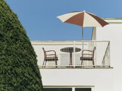 Chaise de jardin avec accoudoirs en métal rouge Deville - HAY