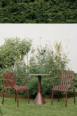 Chaise de jardin avec accoudoirs en métal rouge Palissade - HAY
