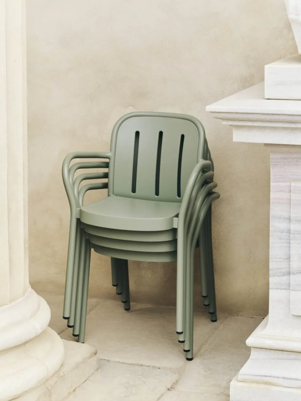 Chaise de jardin avec accoudoirs en métal vert Deville - HAY