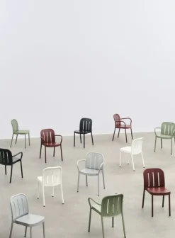 Chaise de jardin avec accoudoirs en métal vert Deville - HAY