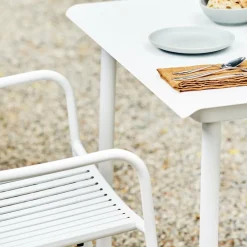 Chaise de jardin avec accoudoirs à lames en acier inoxydable blanc pur Patio - Tolix