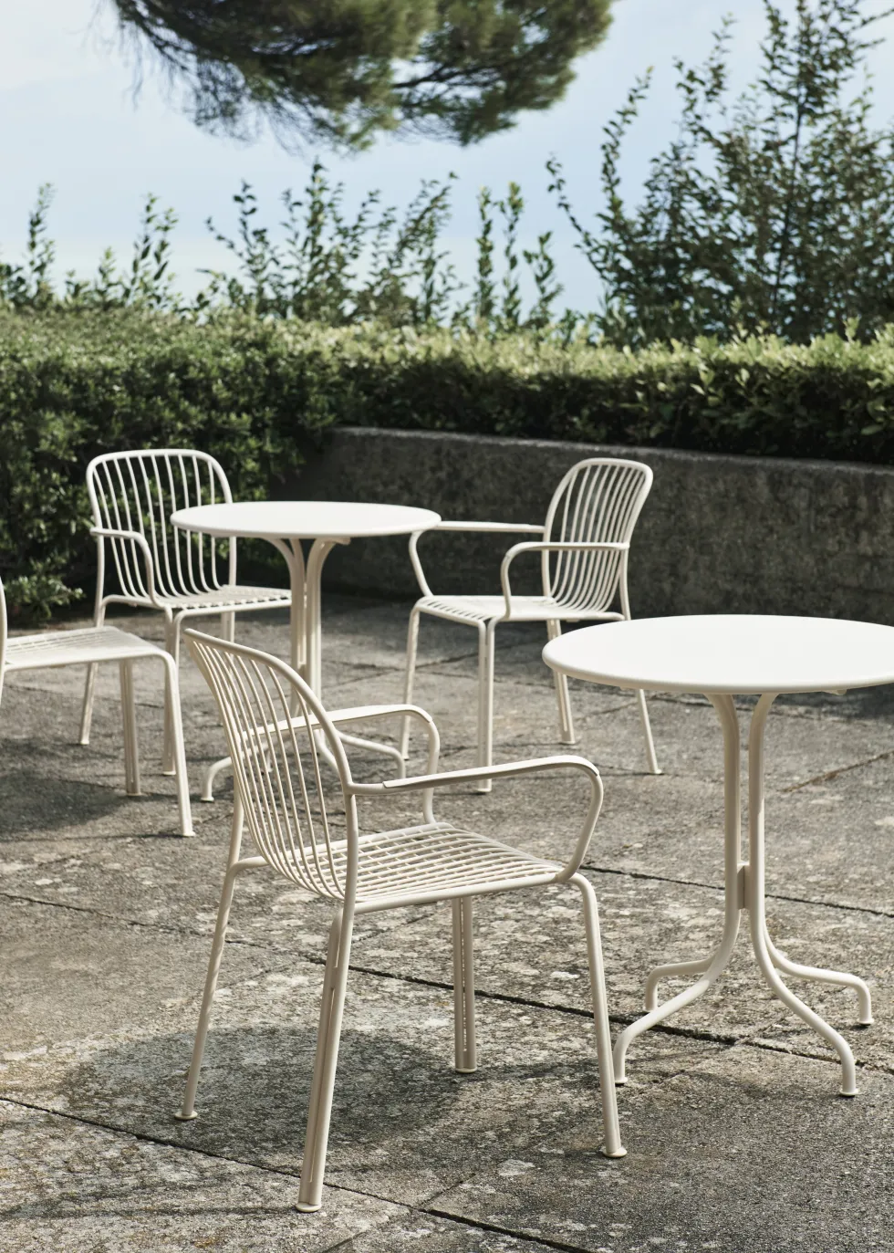 Chaise de jardin empilable avec accoudoires en acier ivoire Thorvald SC95 - &tradition
