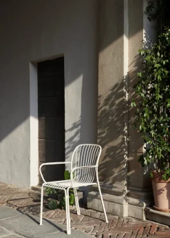 Chaise de jardin empilable avec accoudoires en acier ivoire Thorvald SC95 - &tradition