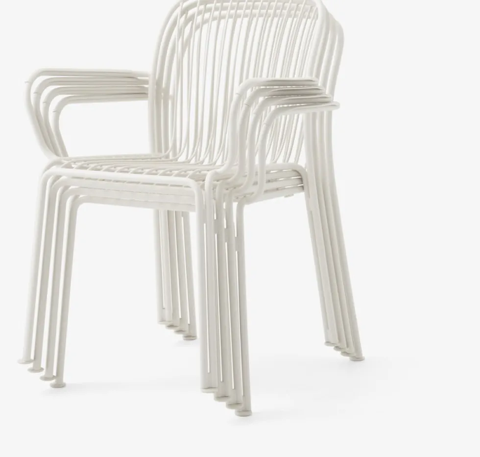 Chaise de jardin empilable avec accoudoires en acier ivoire Thorvald SC95 - &tradition
