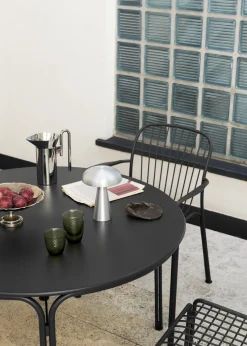 Chaise de jardin empilable avec accoudoires en acier noir chaud Thorvald SC95 - &tradition