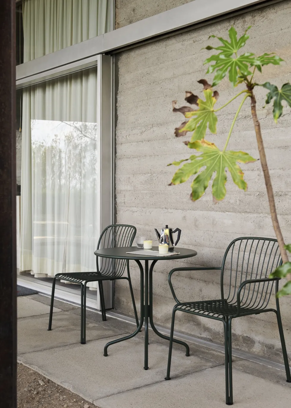 Chaise de jardin empilable avec accoudoires en acier vert bronze Thorvald SC95 - &tradition