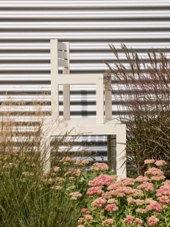Chaise de jardin en acier beige et coussins beige sable Haus - Hübsch