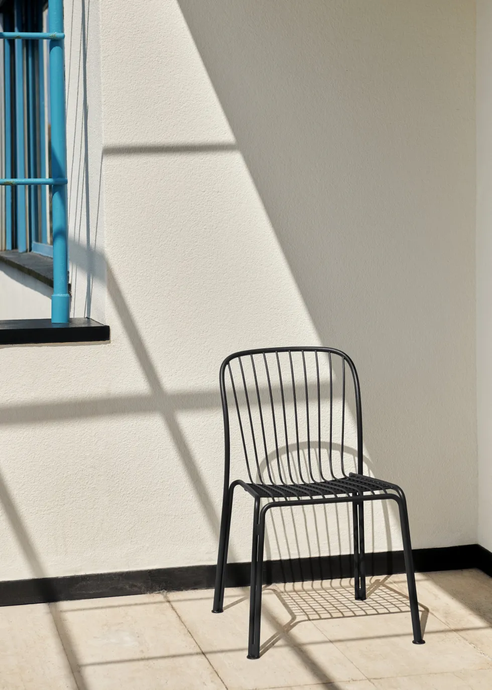 Chaise de jardin en acier noir chaud Thorvald SC94 - &tradition
