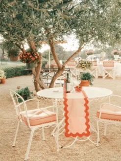Chaise de jardin en métal blanc antique et coussin en tissu rose Rivie Pink The Al Fresco - Business & Pleasure