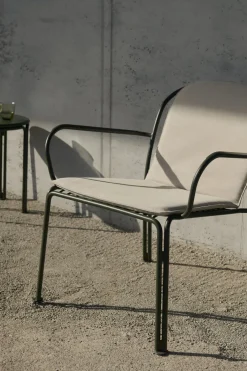 Chaise de jardin large avec accoudoirs en acier noir chaud Thorvald SC101 - &tradition