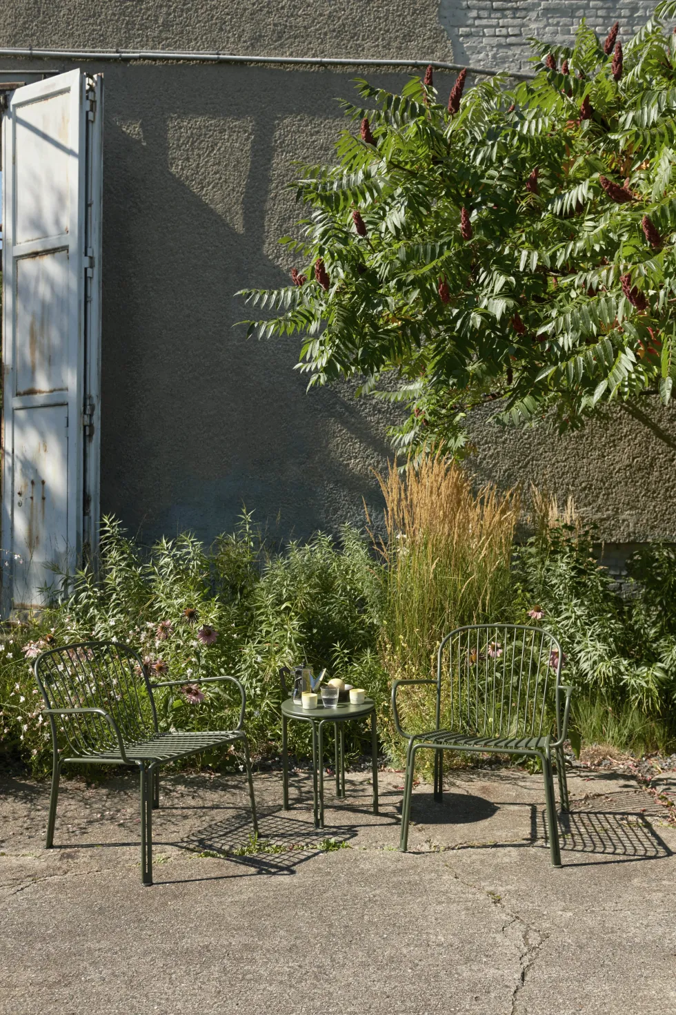 Chaise de jardin large avec accoudoirs en acier vert bronze Thorvald SC101 - &tradition