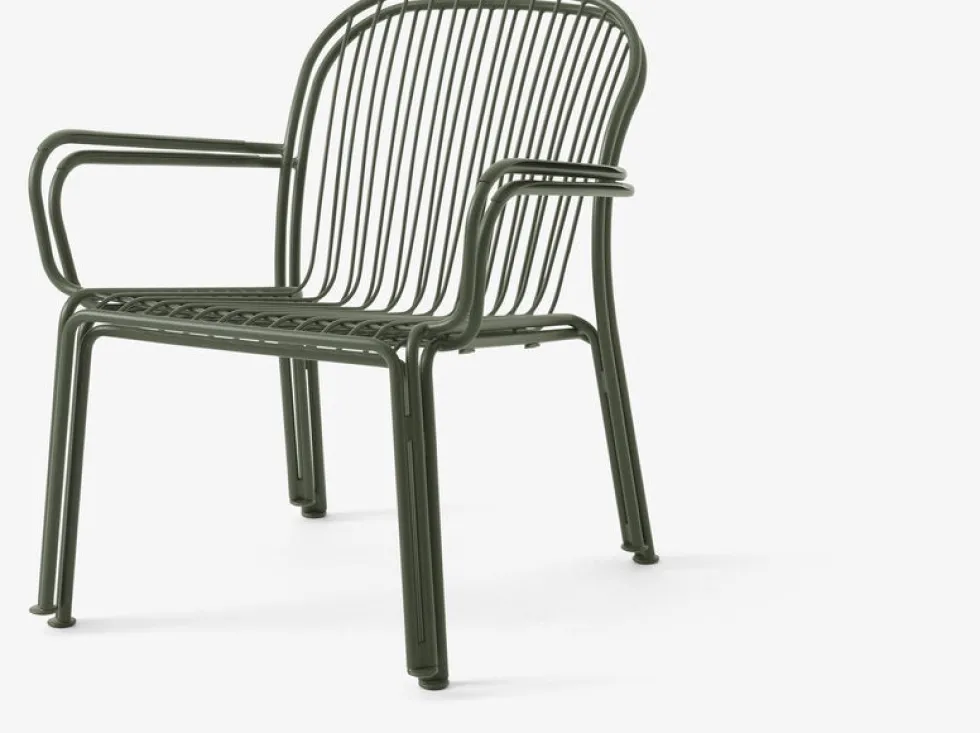 Chaise de jardin large avec accoudoirs en acier vert bronze Thorvald SC101 - &tradition