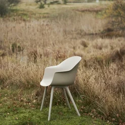 Chaise de jardin new beige Bat - Gubi