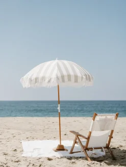 Chaise de plage pliante en tissu blanc Antique The Tommy Chair - Business & Pleasure