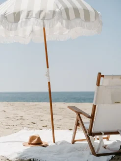 Chaise de plage pliante en tissu blanc Antique The Tommy Chair - Business & Pleasure