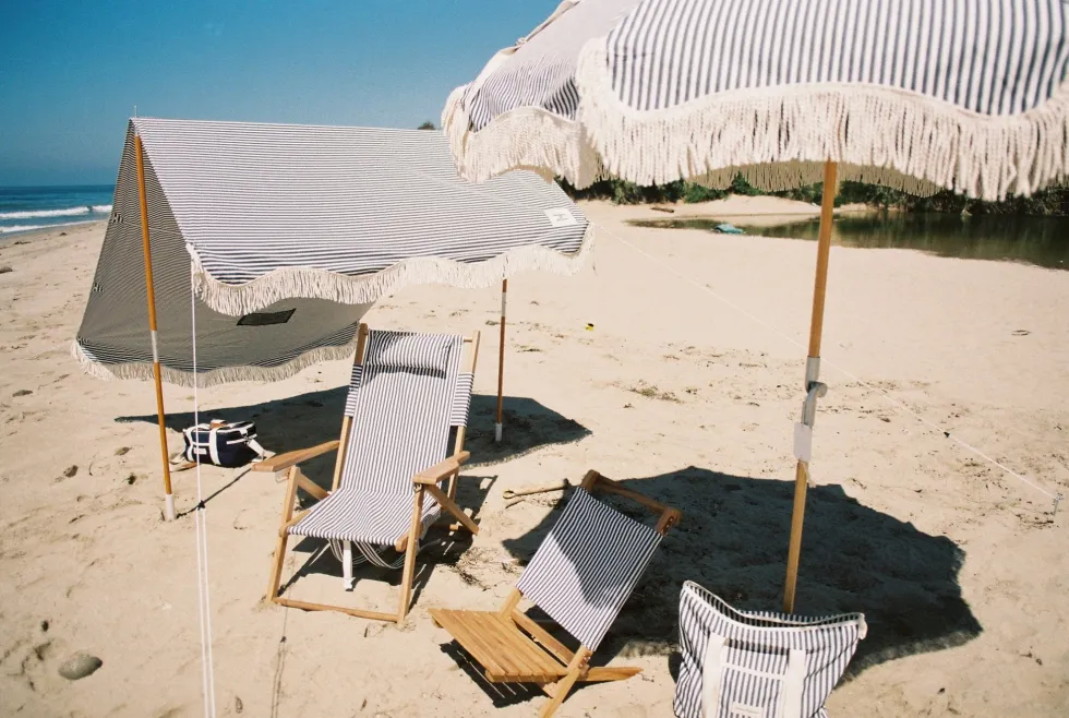 Chaise de plage pliante en toile à rayures bleu marine Lauren's Stripe The Tommy Chair - Business & Pleasure