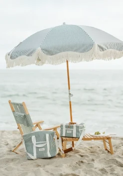 Chaise de plage pliante en toile à rayures bleu marine Lauren's Stripe The Tommy Chair - Business & Pleasure