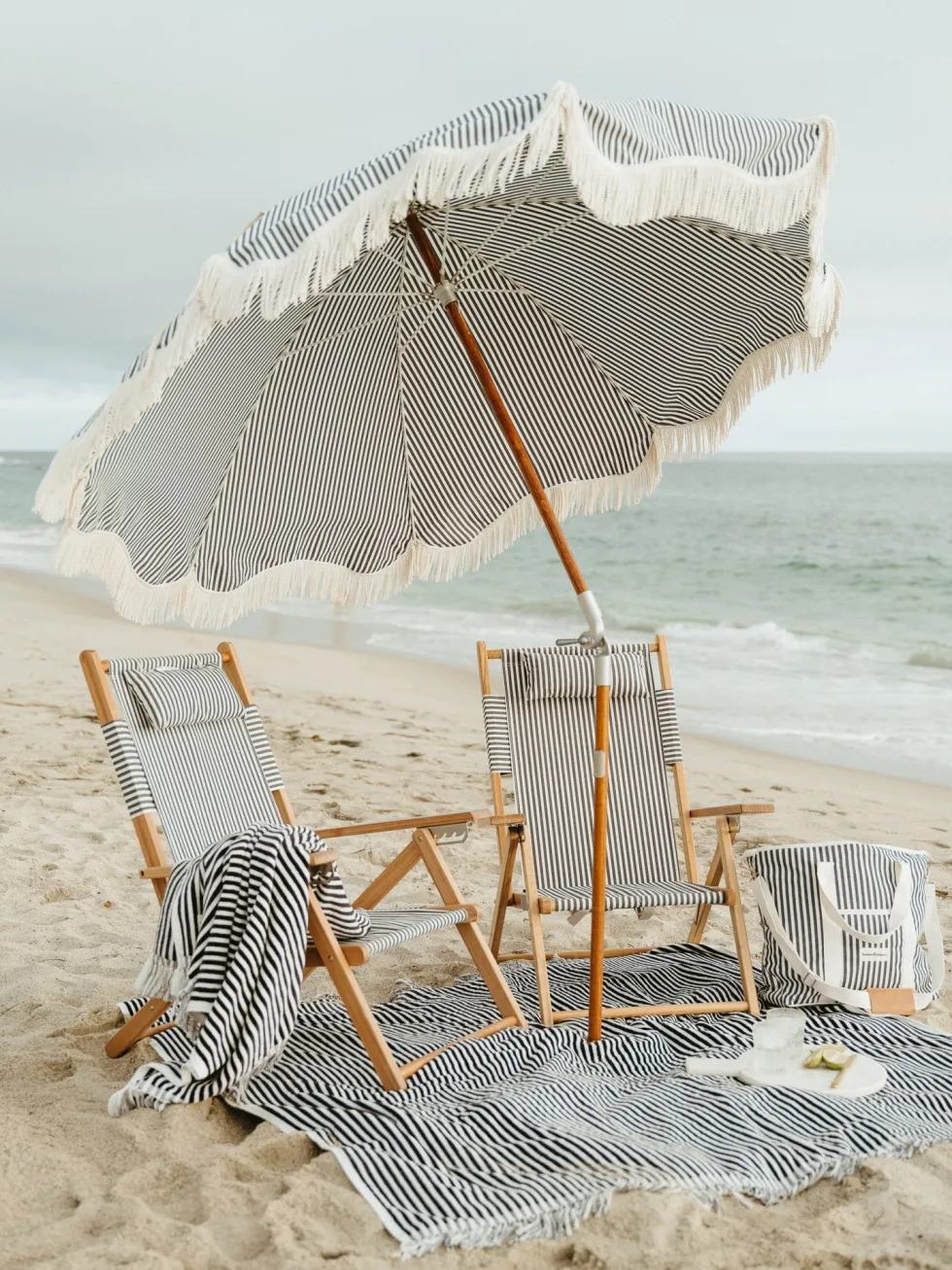 Chaise de plage pliante en toile à rayures bleu marine Lauren's Stripe The Tommy Chair - Business & Pleasure