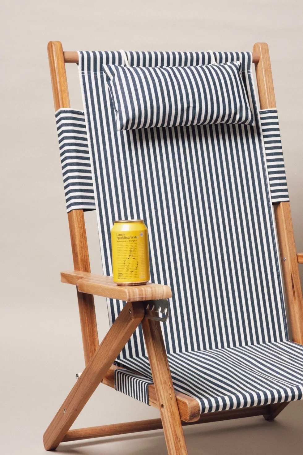 Chaise de plage pliante en toile à rayures bleu marine Lauren's Stripe The Tommy Chair - Business & Pleasure