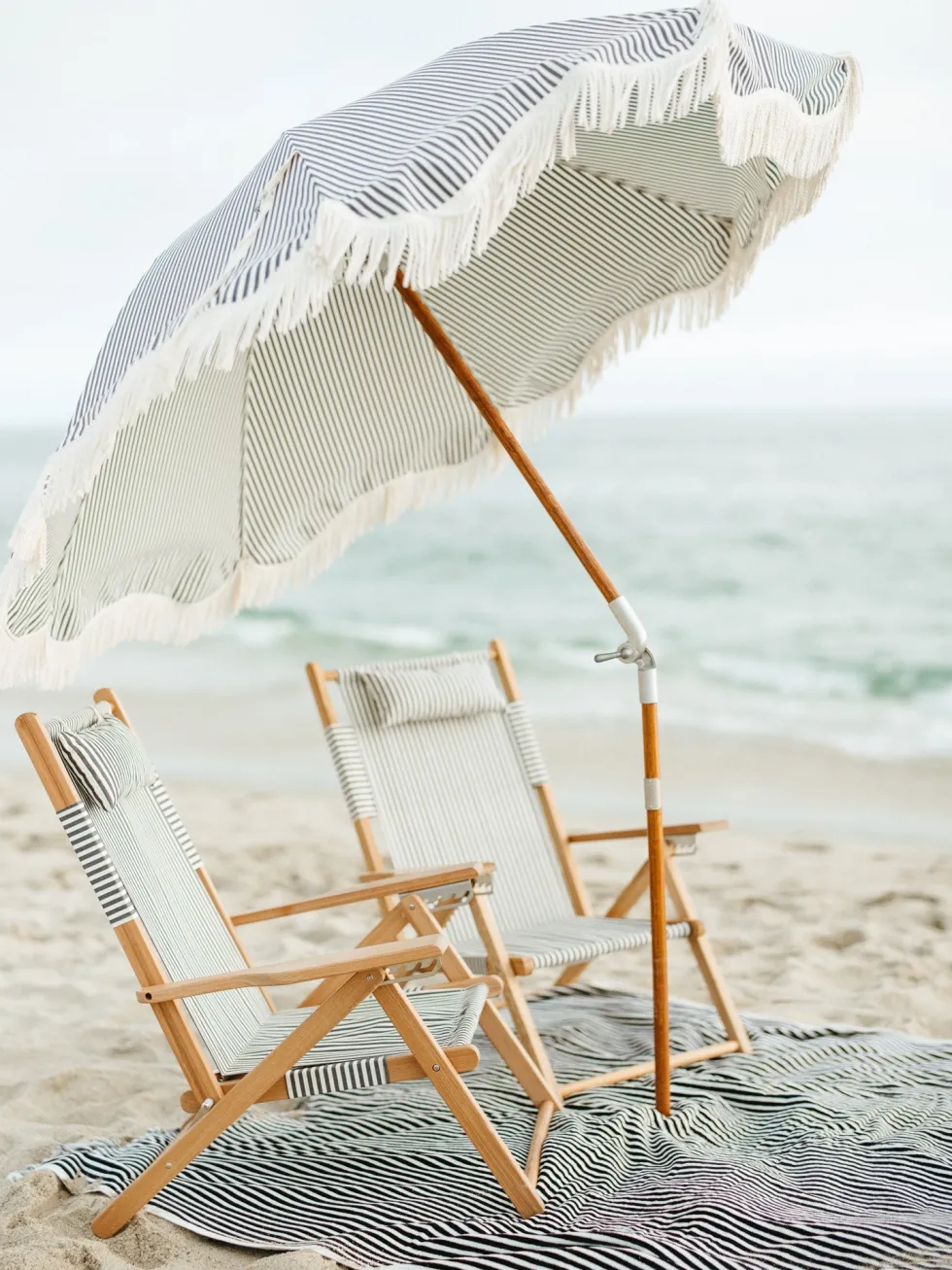 Chaise de plage pliante en toile à rayures bleu marine Lauren's Stripe The Tommy Chair - Business & Pleasure
