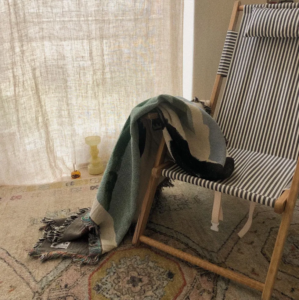 Chaise de plage pliante en toile à rayures bleu marine Lauren's Stripe The Tommy Chair - Business & Pleasure