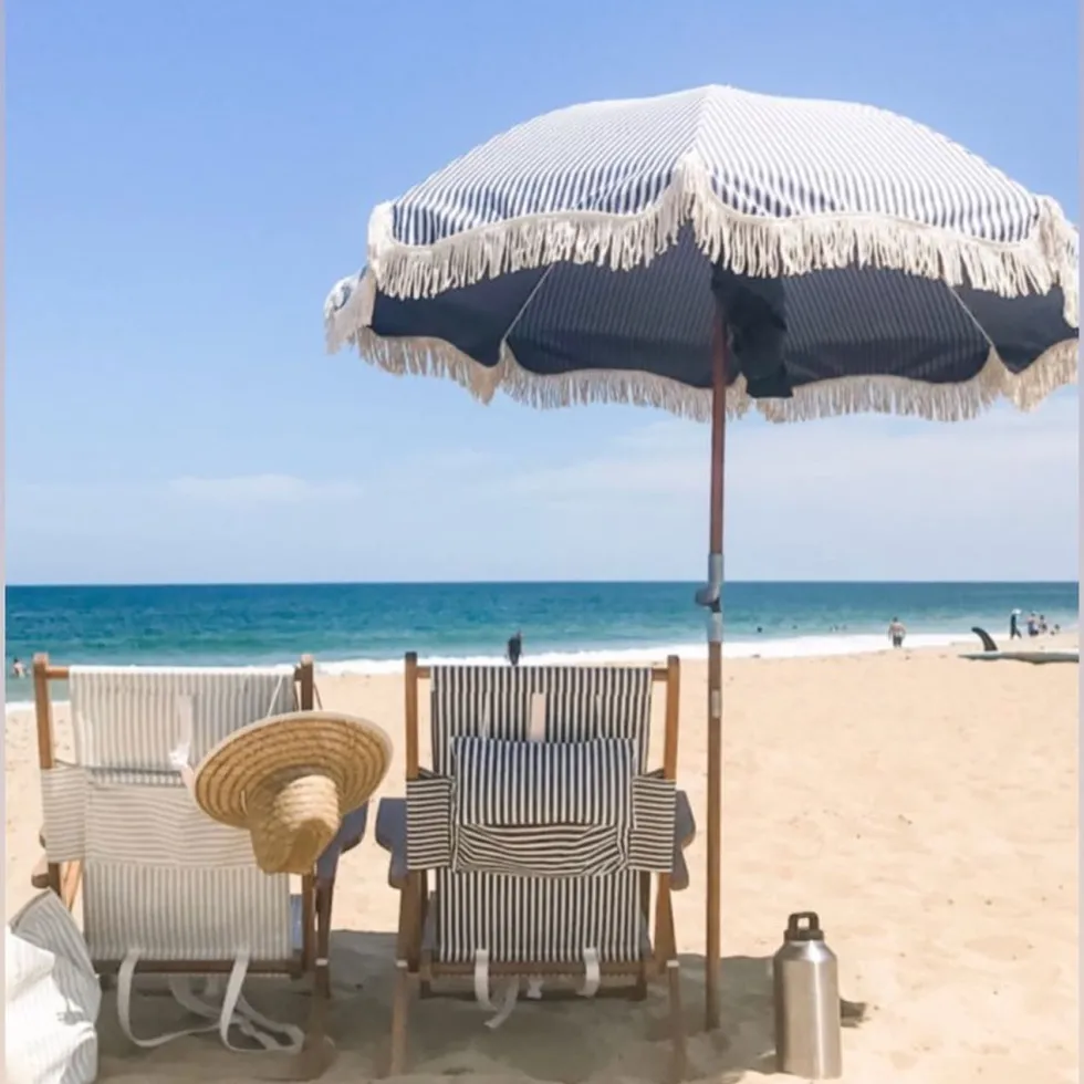 Chaise de plage pliante en toile à rayures bleu marine Lauren's Stripe The Tommy Chair - Business & Pleasure