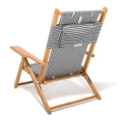 Chaise de plage pliante en toile à rayures bleu marine Lauren's Stripe The Tommy Chair - Business & Pleasure