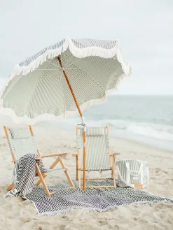 Chaise de plage pliante en toile à rayures bleu marine Lauren's Stripe The Tommy Chair - Business & Pleasure
