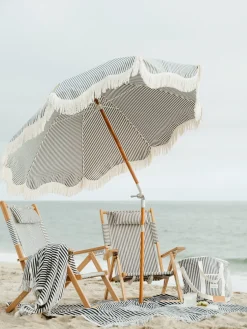 Chaise de plage pliante en toile à rayures bleu marine Lauren's Stripe The Tommy Chair - Business & Pleasure