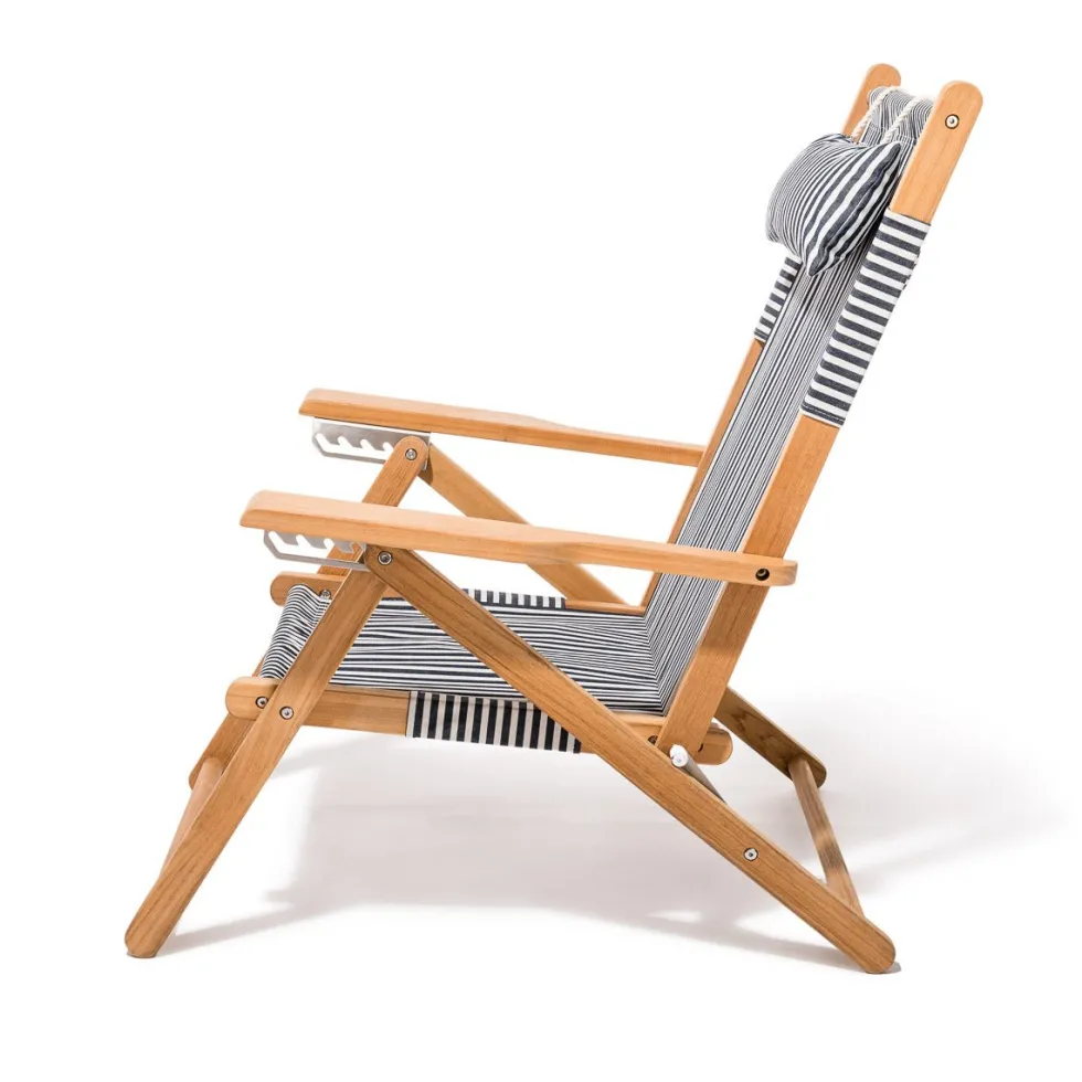 Chaise de plage pliante en toile à rayures bleu marine Lauren's Stripe The Tommy Chair - Business & Pleasure