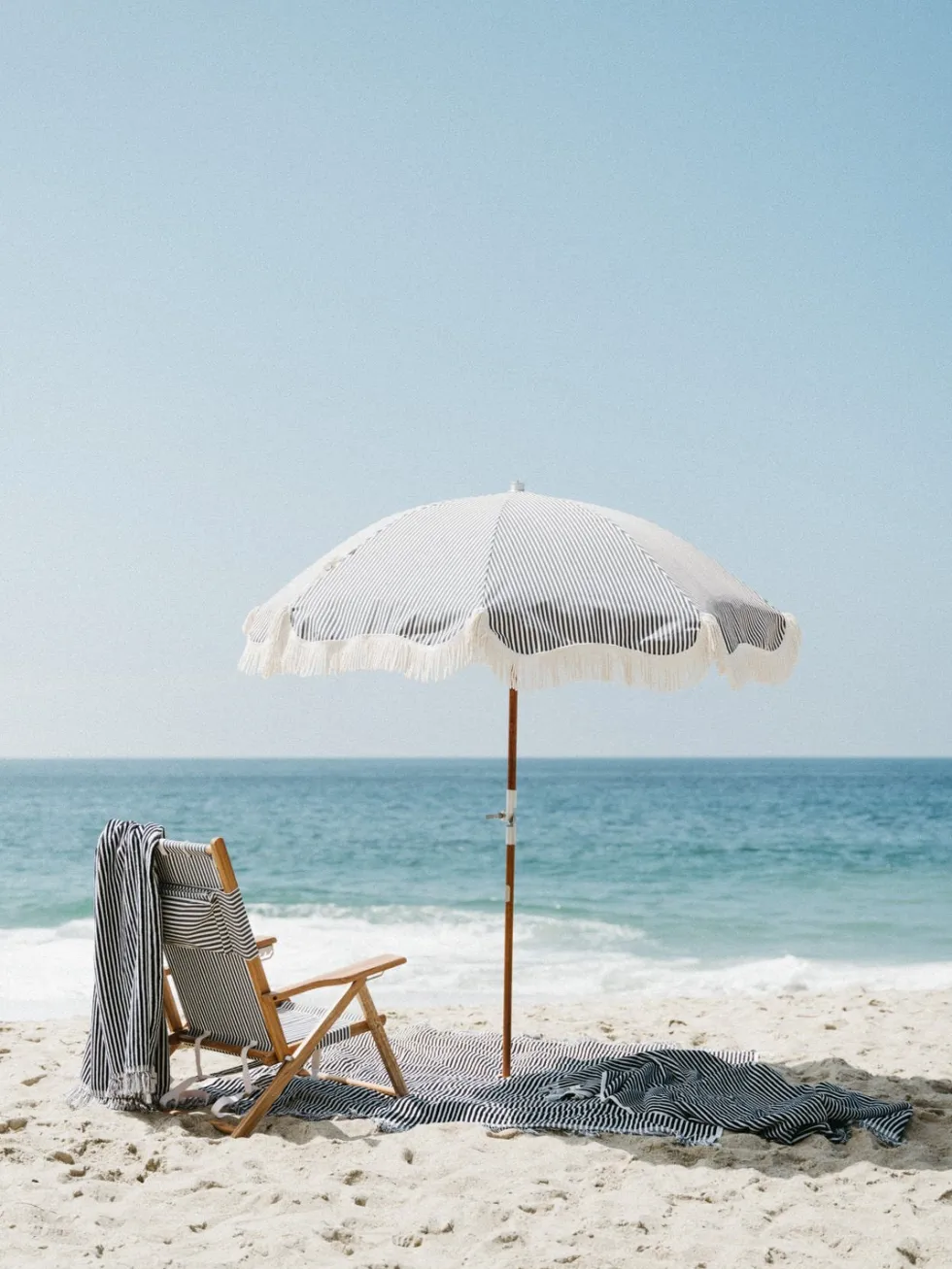 Chaise de plage pliante en toile à rayures bleu marine Lauren's Stripe The Tommy Chair - Business & Pleasure