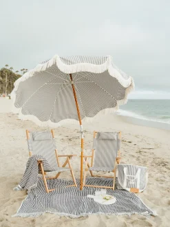 Chaise de plage pliante en toile à rayures bleu marine Lauren's Stripe The Tommy Chair - Business & Pleasure