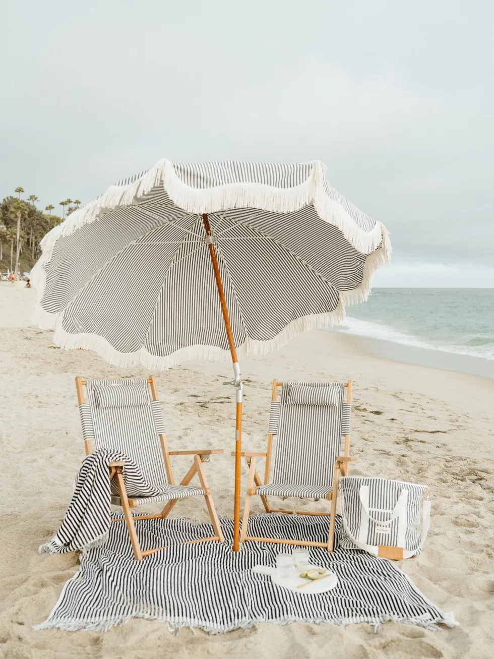 Chaise de plage pliante en toile à rayures bleu marine Lauren's Stripe The Tommy Chair - Business & Pleasure