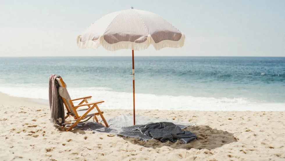 Chaise de plage pliante en toile à rayures bleu marine Lauren's Stripe The Tommy Chair - Business & Pleasure