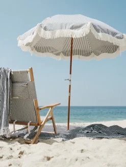 Chaise de plage pliante en toile à rayures bleu marine Lauren's Stripe The Tommy Chair - Business & Pleasure