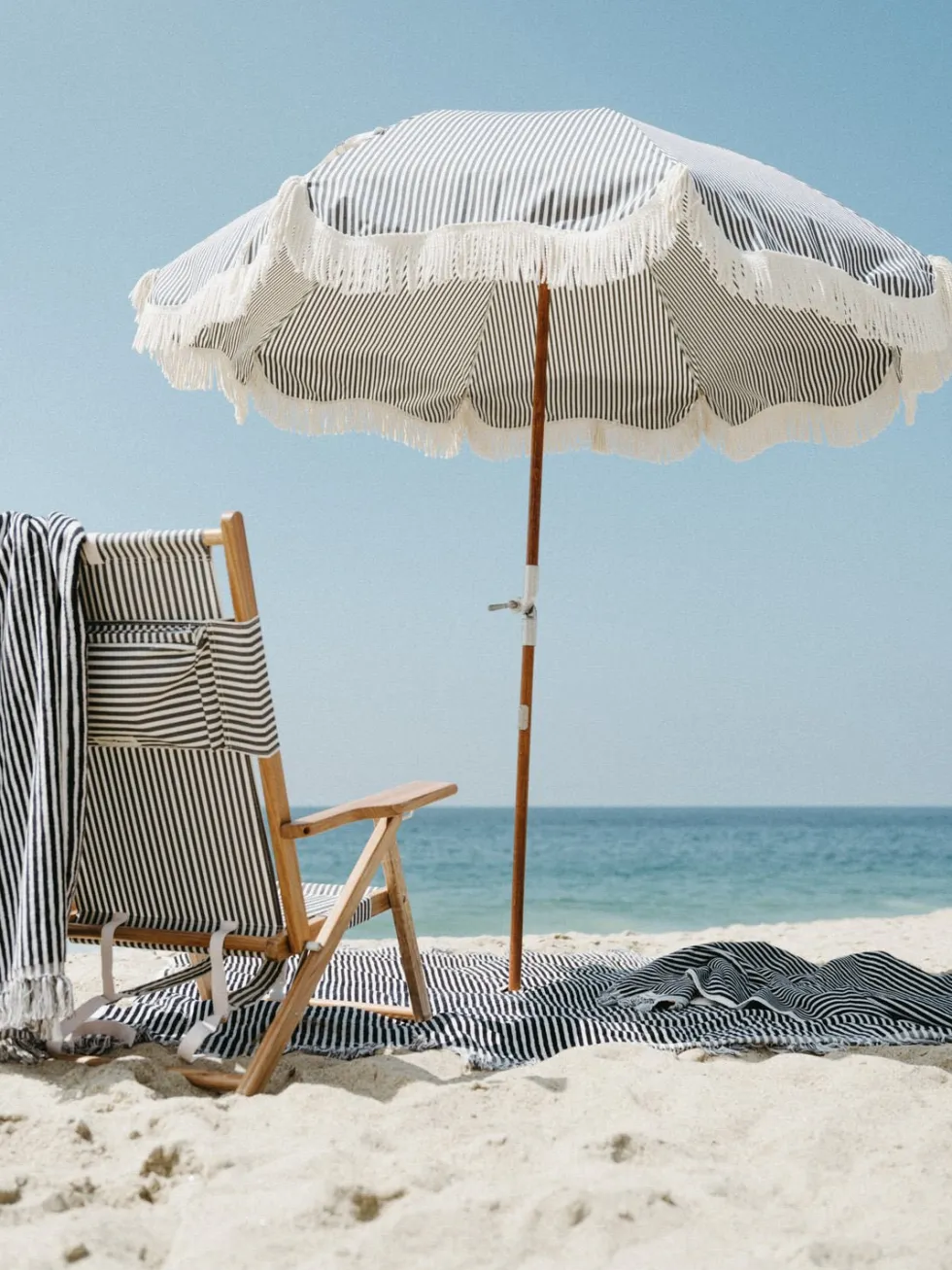 Chaise de plage pliante en toile à rayures bleu marine Lauren's Stripe The Tommy Chair - Business & Pleasure